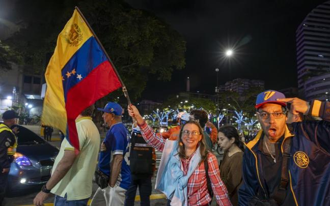 Venezolanos celebran el triunfo sobre Estados Unidos en Caracas.