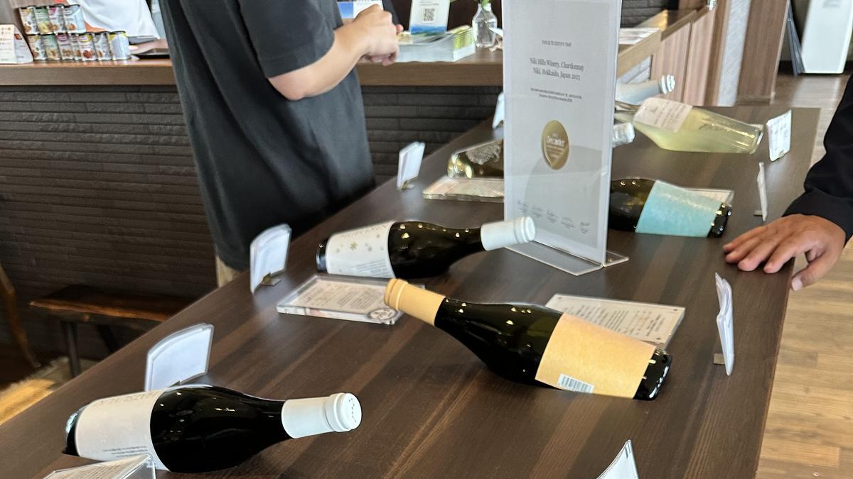 Exposición de botellas en la bodega de Niki Hills.