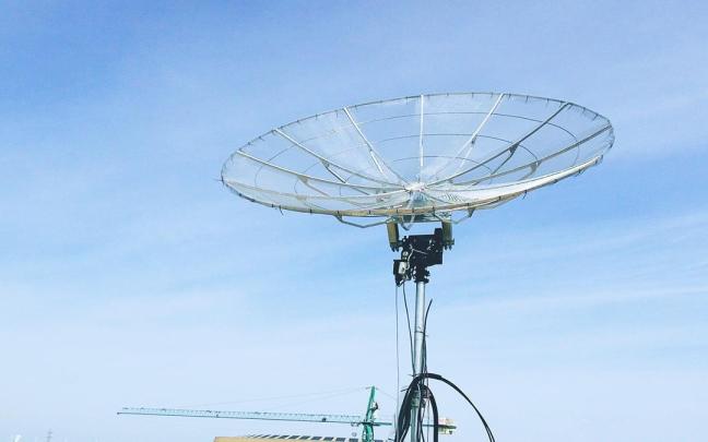 En la cubierta de la Escuela Técnica Superior de Ingeniería se ha instalado la plataforma Orbisat, de 2,5 metros de altura, desarrollada en la filial que Integrasys tiene en Luxemburgo.