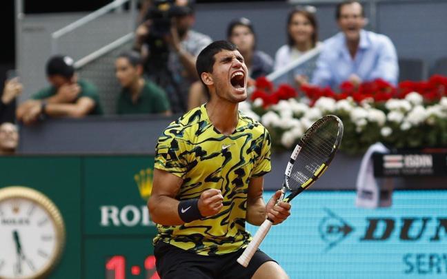 Carlos Alcaraz reacciona ante el finlandés Emil Ruusuvuori durante el partido de la ronda 64 del torneo Masters 1000 Mutua Madrid Open. Carlos Alcaraz reacciona ante el finlandés Emil Ruusuvuori durante el partido de la ronda 64 del torneo Masters 1000 Mutua Madrid Open.