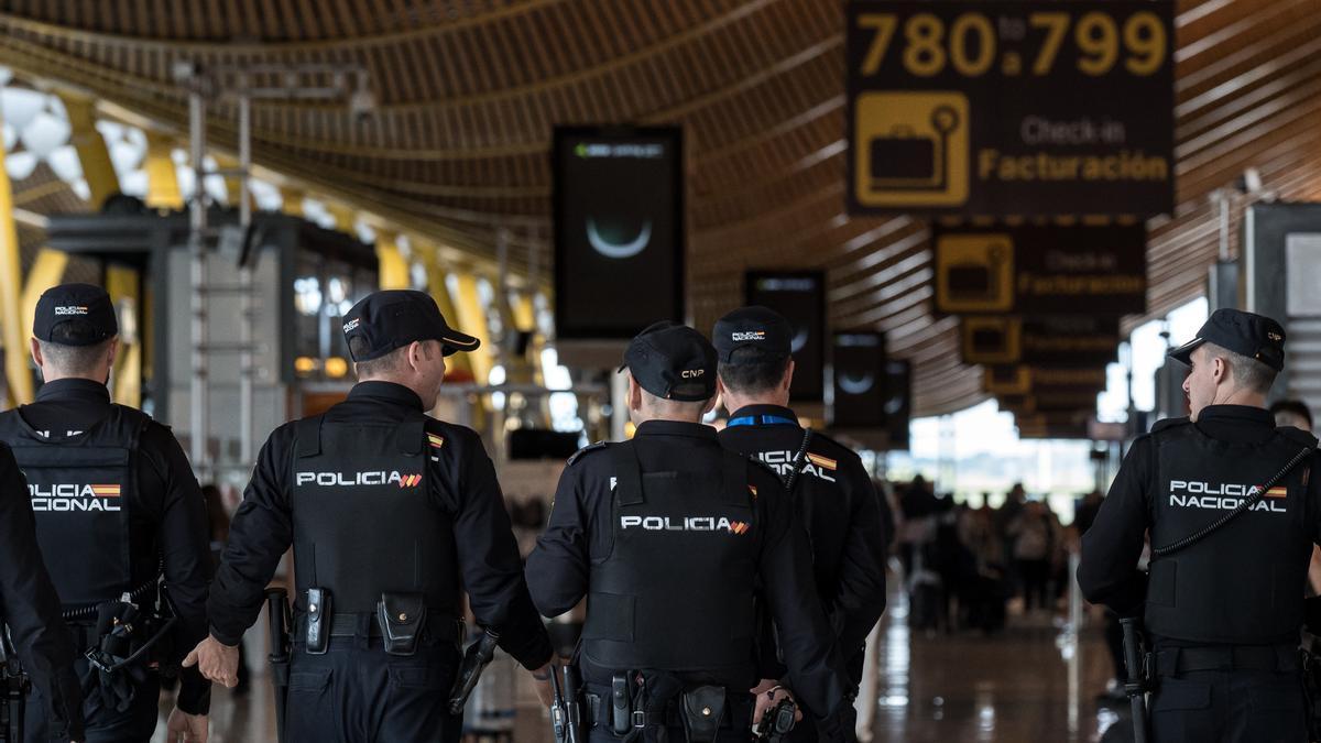 Varios agentes de la Policía Nacional en la T4 del Aeropuerto Adolfo Suárez-Madrid Barajas.