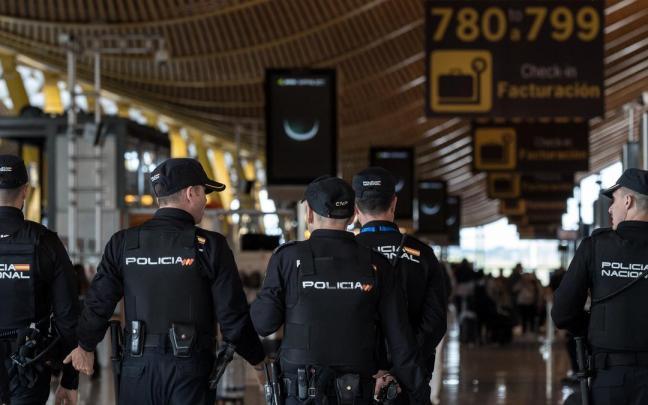 Varios agentes de la Policía Nacional en la T4 del Aeropuerto Adolfo Suárez-Madrid Barajas.