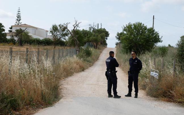 Policías portugueses en la zona en la que se busca a Madeleine McCann.