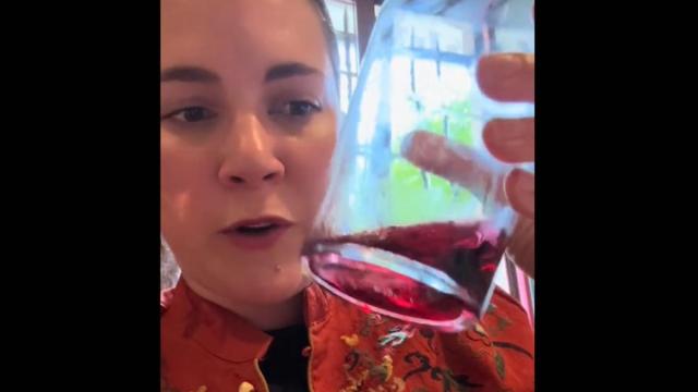 La influencer, probando el vino. / Instagram (@themaiteway) La influencer, probando el vino.