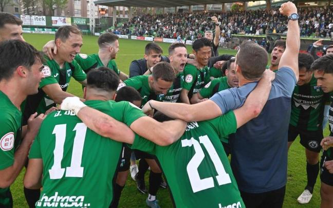 Los jugadores del Sestao River celebran en el césped de Las Llanas el histórico ascenso a Primera RFEF certificado el sábado. Los jugadores del Sestao River celebran en el césped de Las Llanas el histórico ascenso a Primera RFEF certificado el sábado.