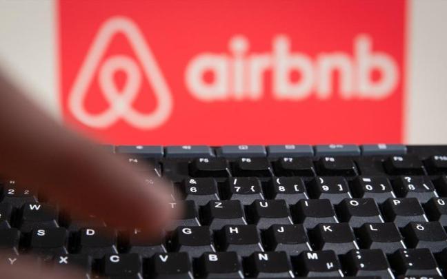 Desde la Dirección General de Consumo se argumentan tres razones para justificar la ilegalidad de los 65.935 anuncios de pisos turísticos que se han detectado en Airbnb y que estarían incumpliendo diferentes normativa.