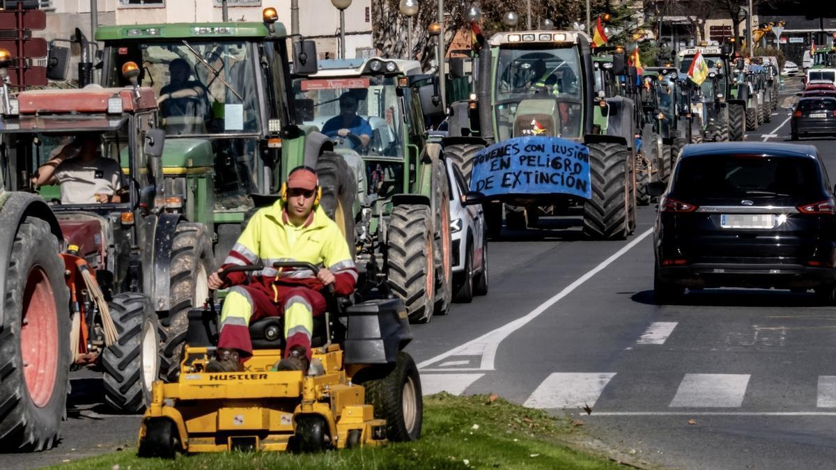 Los agricultores volvieron a sacar ayer sus tractores a la calle en Logroño.