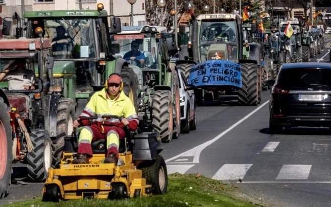 Los agricultores volvieron a sacar ayer sus tractores a la calle en Logroño. / EFE Los agricultores volvieron a sacar ayer sus tractores a la calle en Logroño.