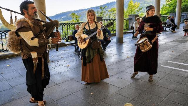 Grupo de folk que participó en el Día del Artista Local de 2025