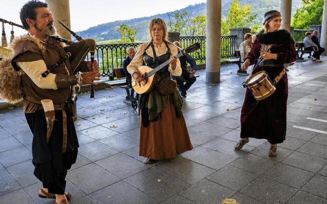Grupo de folk que participó en el Día del Artista Local de 2025