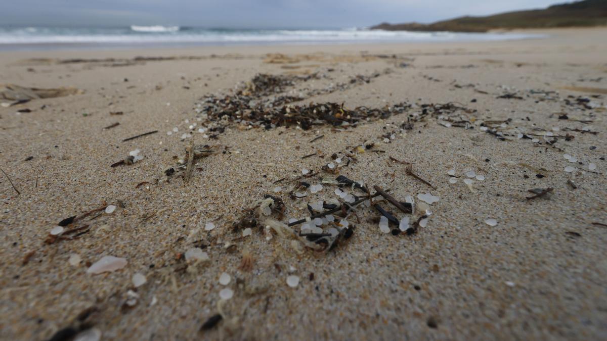 Pellets sobre la arena de una playa gallega