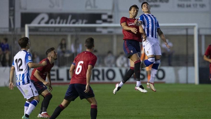 Martín Merquelanz salta con un jugador de Osasuna en un amistoso en Irun. / UNAI BEROIZ