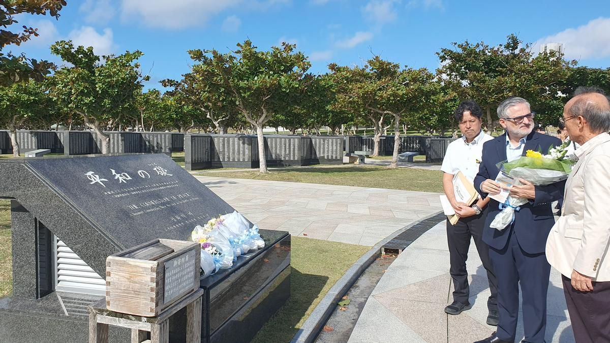Pedro J. Oiarzabal y representantes del Museo de la Paz, en la ofrenda floral tributada en 2023 en Okinawa.