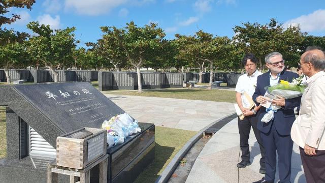 Pedro J. Oiarzabal y representantes del Museo de la Paz, en la ofrenda floral tributada en 2023 en Okinawa.