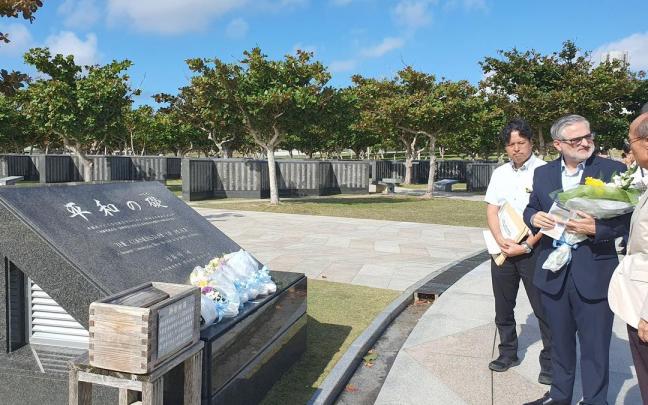 Pedro J. Oiarzabal y representantes del Museo de la Paz, en la ofrenda floral tributada en 2023 en Okinawa.