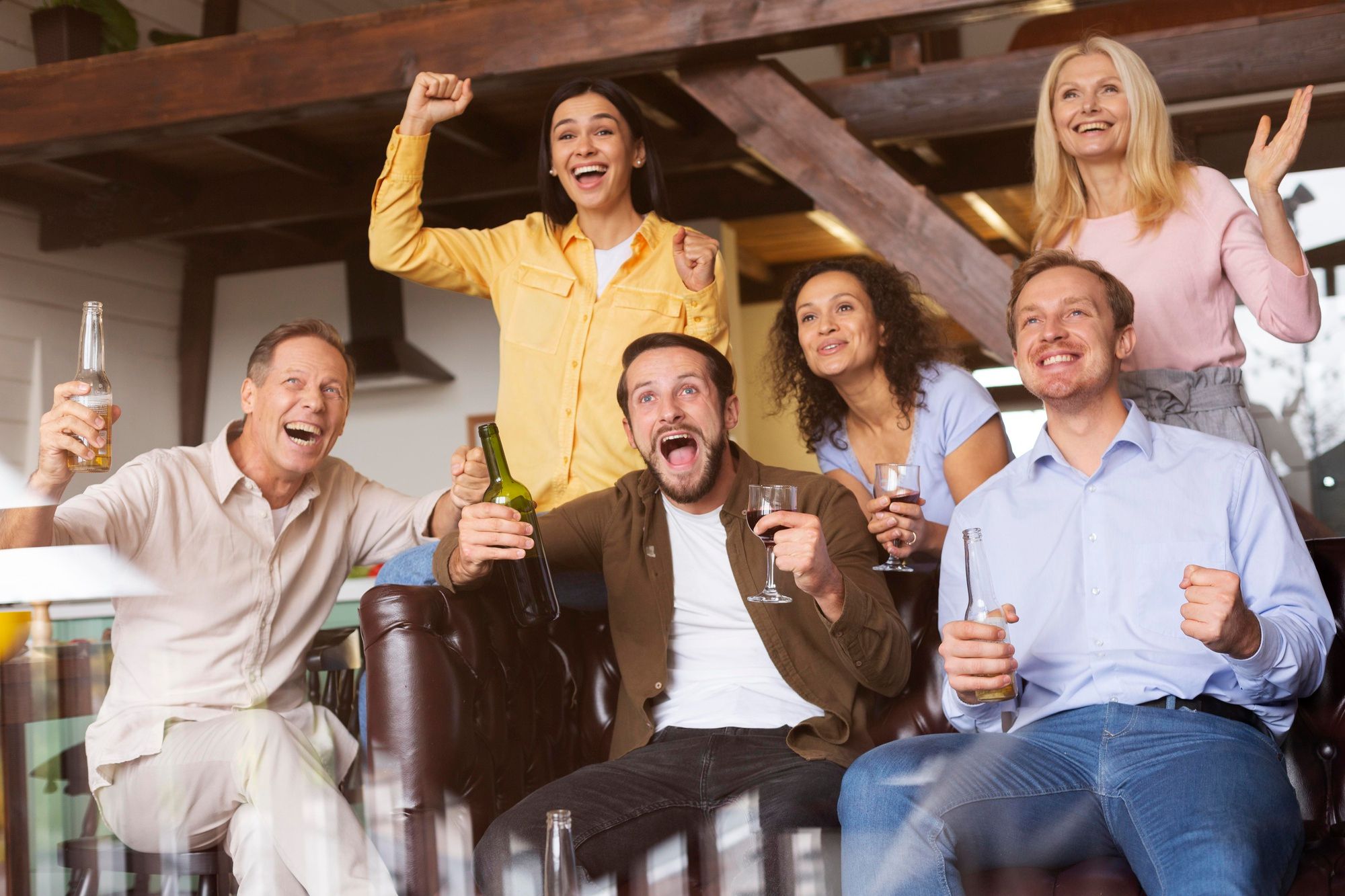 Un grupo de amigos de mediana edad se divierte.