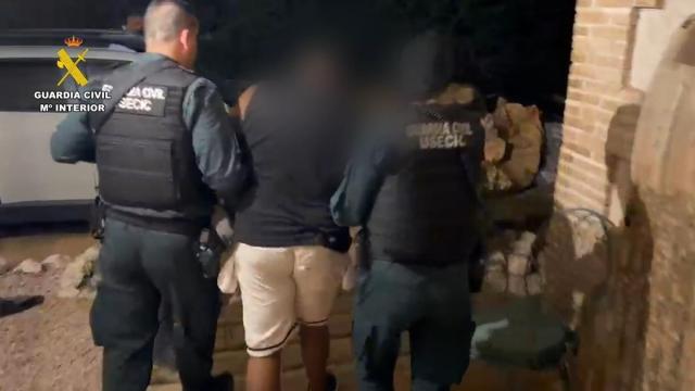 La Guardia Civil detiene a ocho hombres por delitos de tenencia ilícita de armas, pertenencia a organización criminal y contra la salud pública por tráfico de drogas