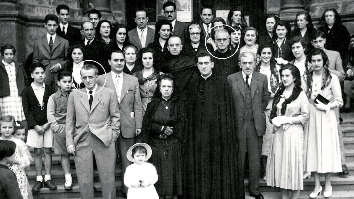 Manuel y Nemesio Echaniz, en las escaleras de acceso a la parroquia de Azkoitia en una reunión familiar.