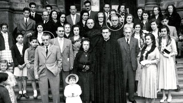 Manuel y Nemesio Echaniz, en las escaleras de acceso a la parroquia de Azkoitia en una reunión familiar.
