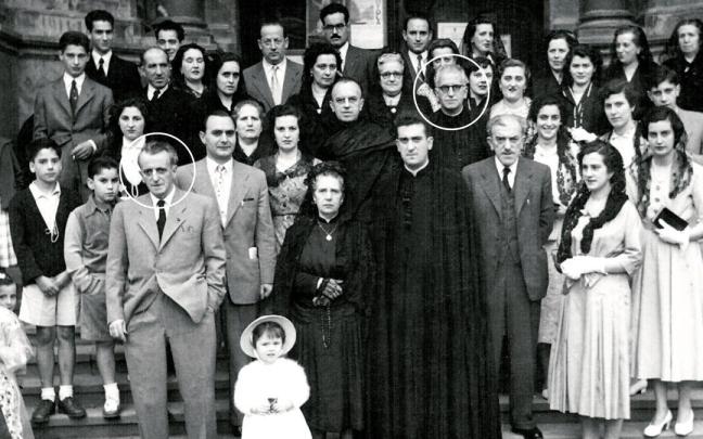 Manuel y Nemesio Echaniz, en las escaleras de acceso a la parroquia de Azkoitia en una reunión familiar.