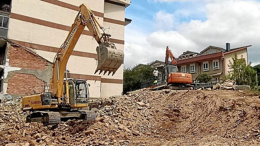 Instante del derribo de la Casa Españica en el barrio Ugarte de Laudio en junio del año pasado.