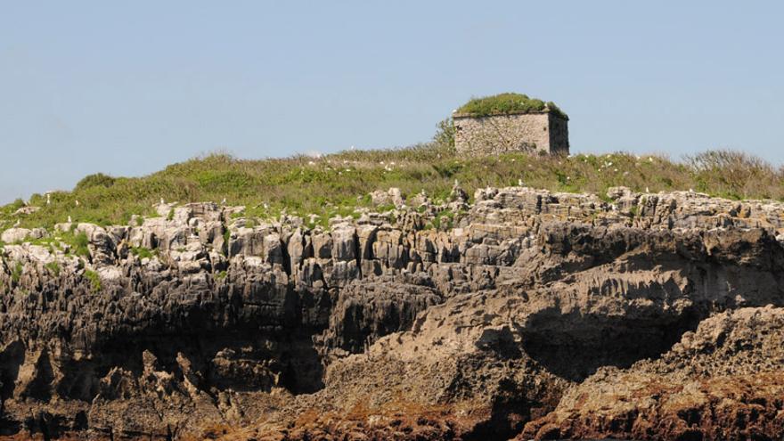 La ermita de San Pedruco en lo alto del islote.