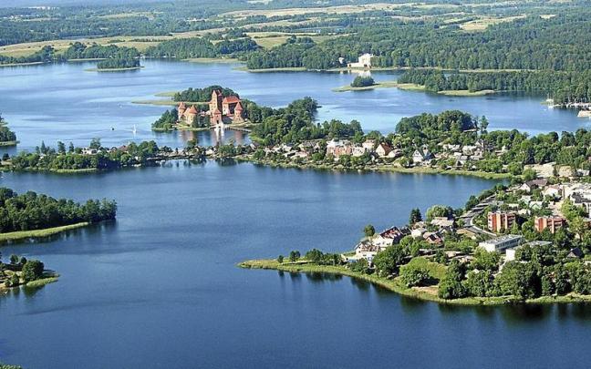 Vista aérea de Vilna, donde los lagos son protagonistas. Vista aérea de Vilna, donde los lagos son protagonistas.