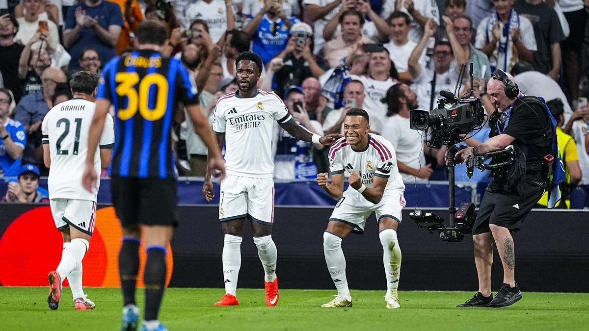 Kylian Mbappé celebra la apertura del marcador en el duelo entre el Real Madrid y el Inter en el Santiago Bernabéu.