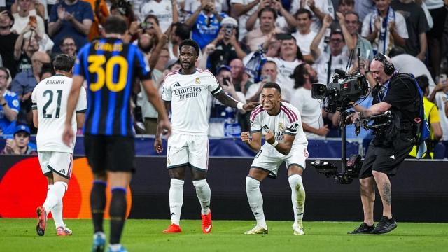 Kylian Mbappé celebra la apertura del marcador en el duelo entre el Real Madrid y el Inter en el Santiago Bernabéu.