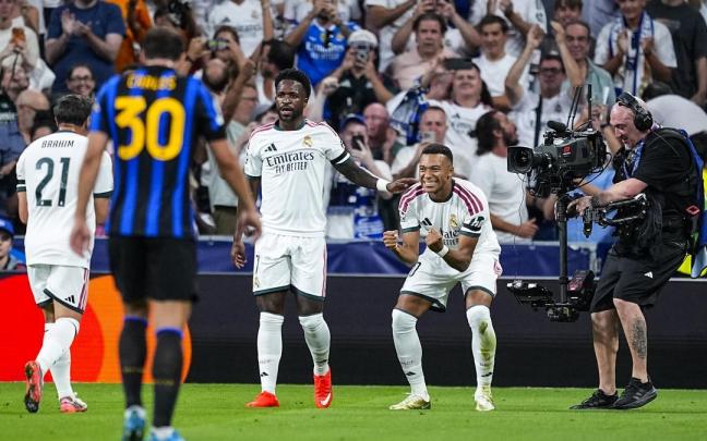 Kylian Mbappé celebra la apertura del marcador en el duelo entre el Real Madrid y el Inter en el Santiago Bernabéu.
