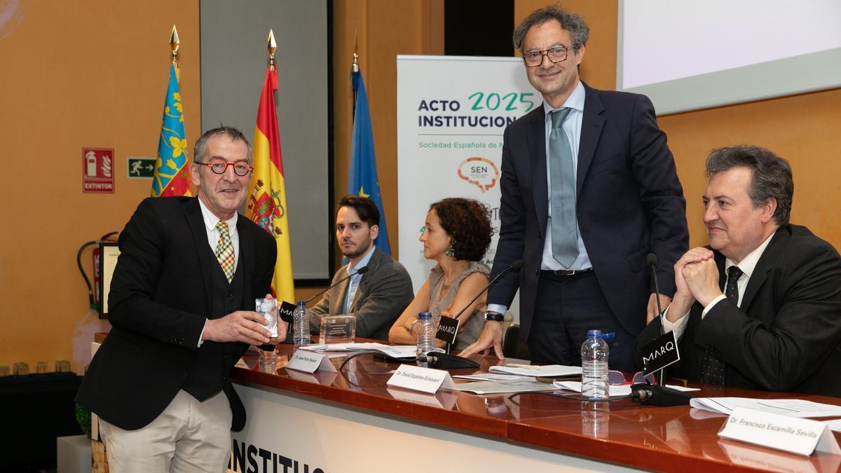 El Doctor Martínez-Lage, a la izquierda, recoge el premio SEN.