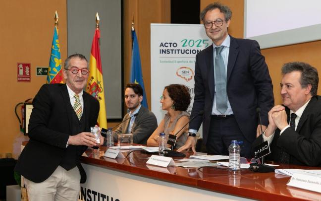 El Doctor Martínez-Lage, a la izquierda, recoge el premio SEN.