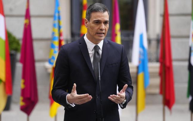 Pedro Sánchez, atendiendo a los medios de comunicación Pedro Sánchez, atendiendo a los medios de comunicación