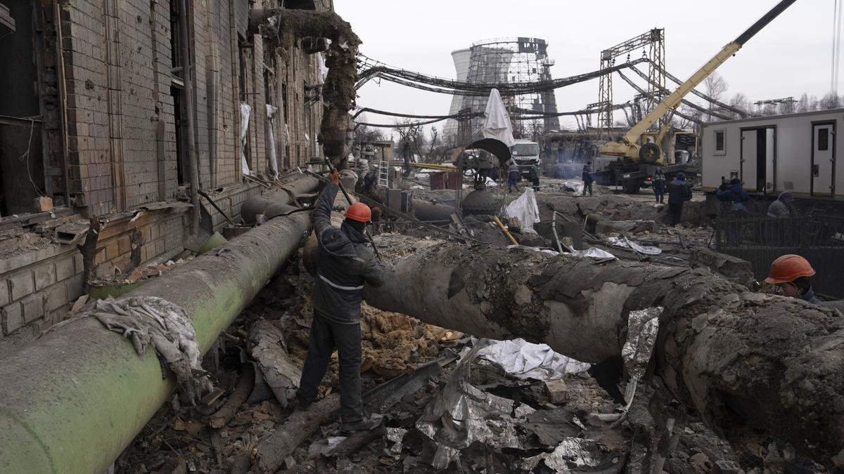 Trabajadores ucranianos reparan tuberías en las instalaciones de la central térmica de Darnytsia, dañada por los ataques rusos sobre Kiev