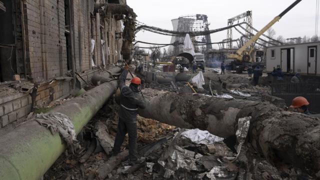 Trabajadores ucranianos reparan tuberías en las instalaciones de la central térmica de Darnytsia, dañada por los ataques rusos sobre Kiev