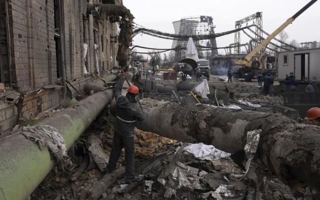 Trabajadores ucranianos reparan tuberías en las instalaciones de la central térmica de Darnytsia, dañada por los ataques rusos sobre Kiev