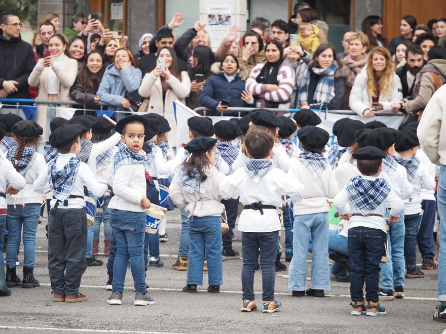 Publikoa Izarraizpeko danborradan haurrei agurtzen.