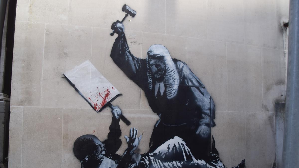 El nuevo mural de Banksy en una de las paredes del Tribunal Superior de Londres.