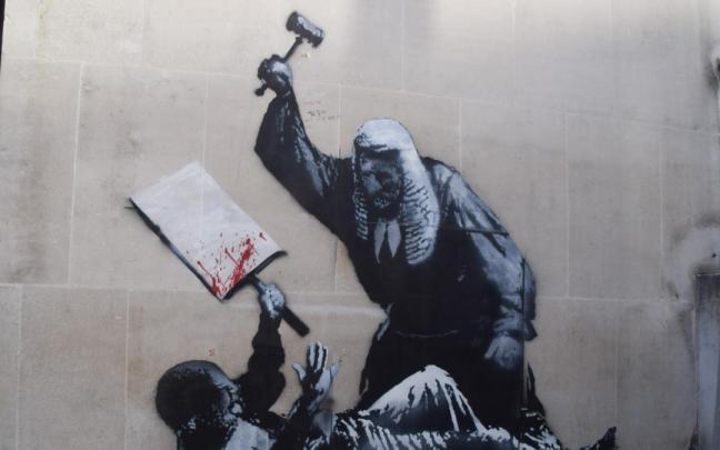 El nuevo mural de Banksy en una de las paredes del Tribunal Superior de Londres.