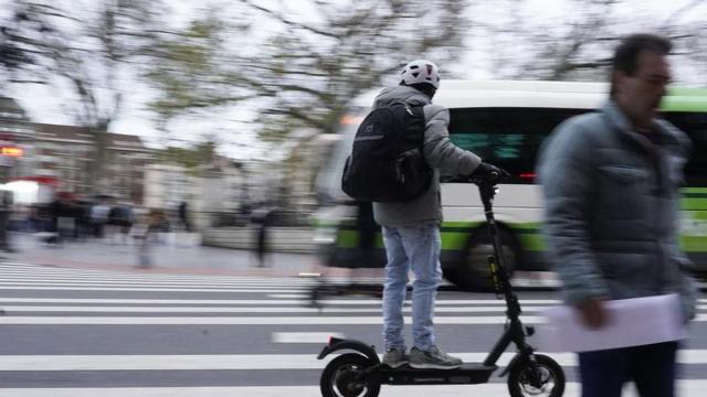 Un ciudadano circula con un patinete eléctrico por el centro de Bilbao