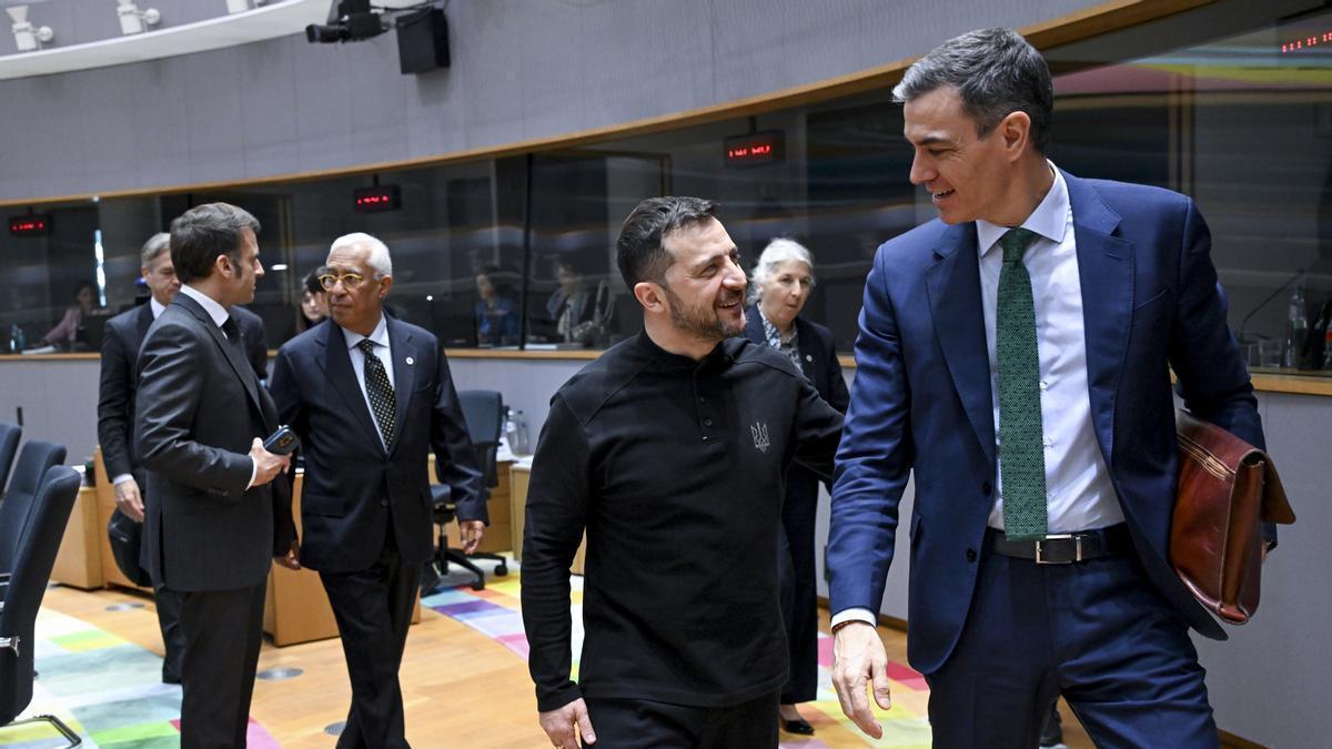 El presidente de Ucrania, Volodimir Zelenski, y el presidente del Gobierno español, Pedro Sánchez, en la cumbre europea en Bruselas.