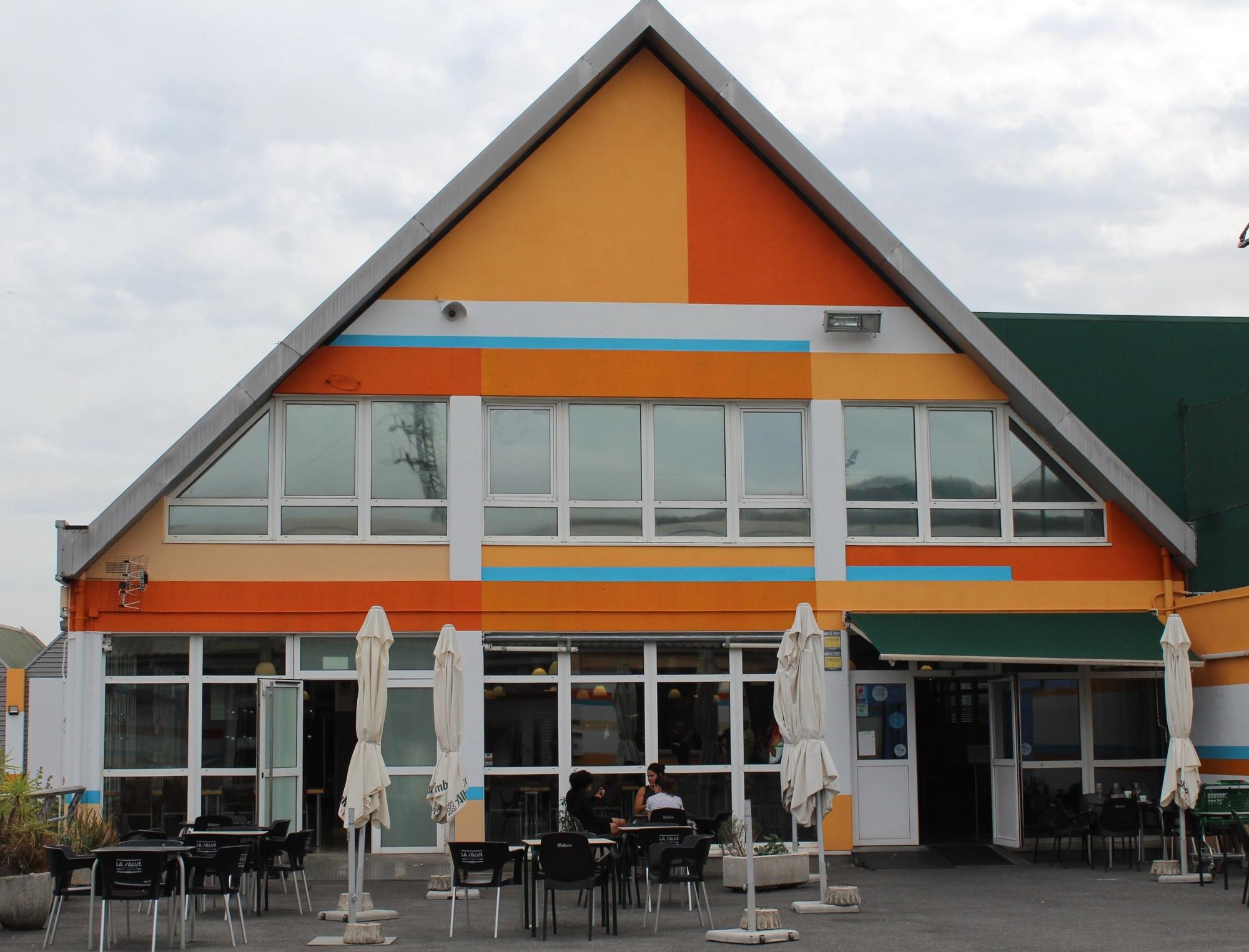 Imagen renovada de la fachada del bar del polideportivo Artunduaga