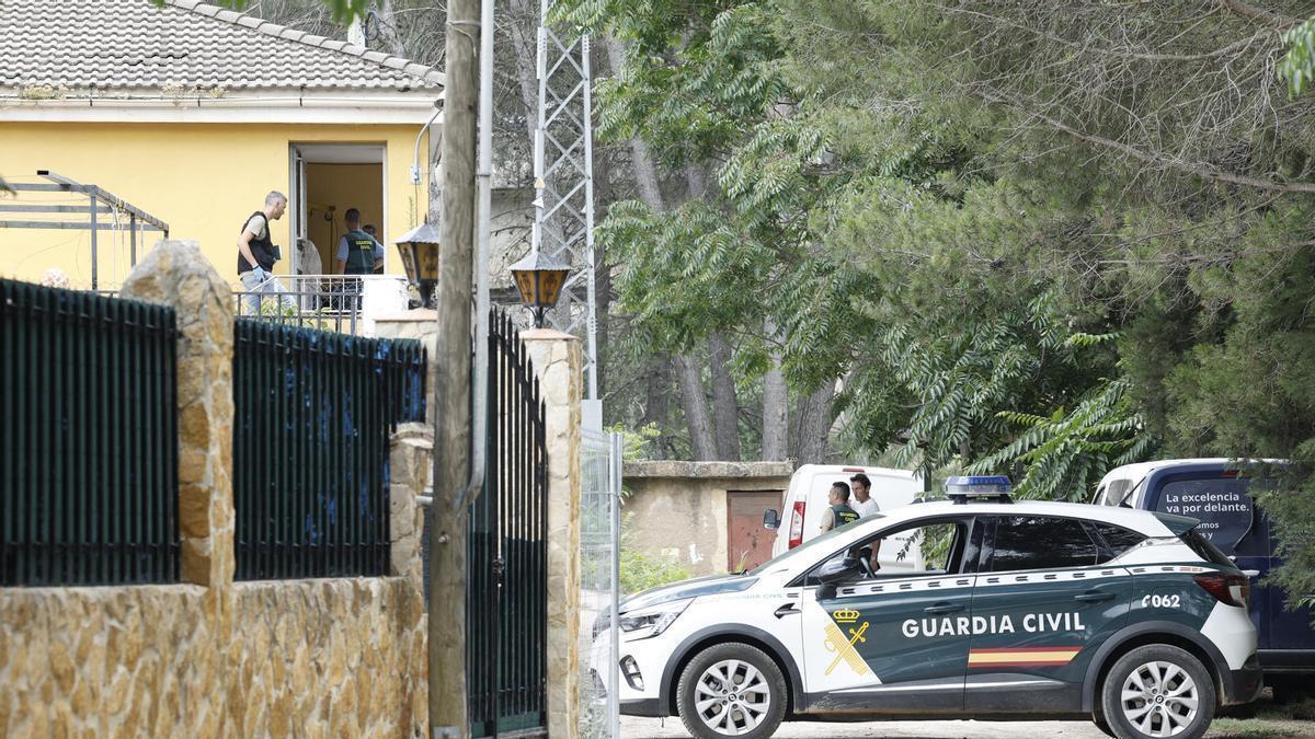 Agentes de la Guardia Civil en la vivienda de Buñol en la que el fin de semana fue asesinada una mujer a manos de su expareja.