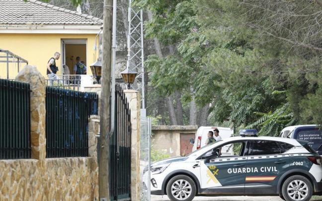 Agentes de la Guardia Civil en la vivienda de Buñol en la que el fin de semana fue asesinada una mujer a manos de su expareja.