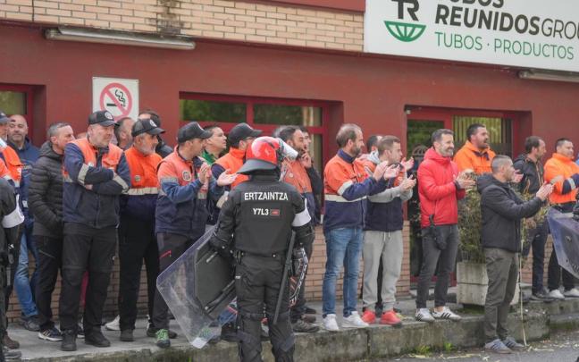 Trabajadores de Tubos Reunidos en una protesta en Amurrio, durante la huelga.