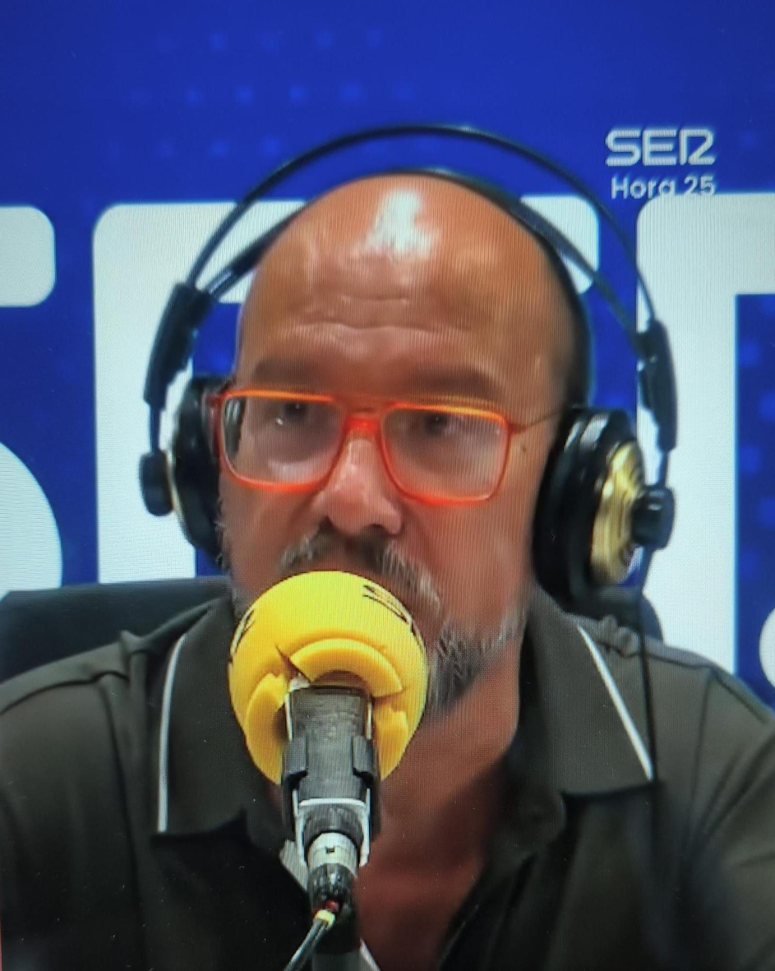 "Creo que los padres somos los primeros que deberíamos respetar absolutamente, como hacemos con otras profesiones, a los maestros y maestras, que es una profesión complicadísima, complicadísima", sentencia.