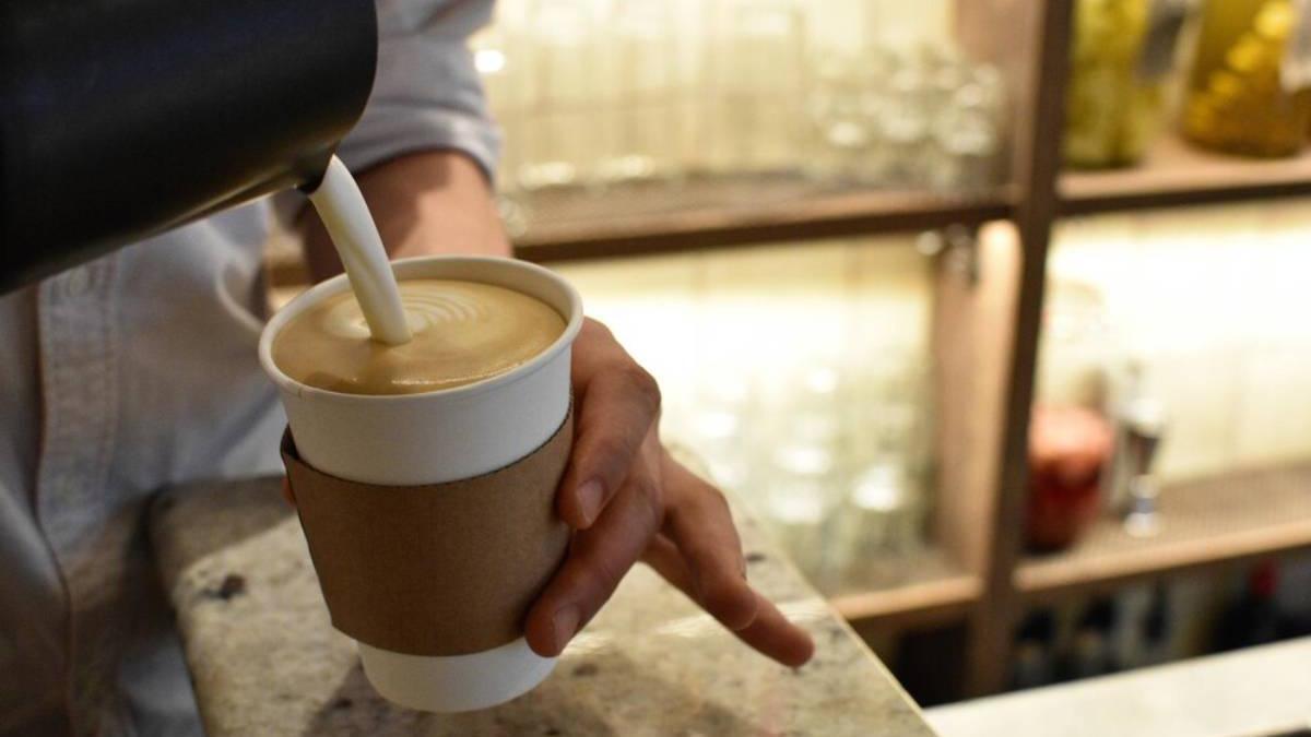 Uno de los principales motivos por los que los expertos desaconsejan tomar café justo después de comer es su impacto en la absorción de minerales esenciales