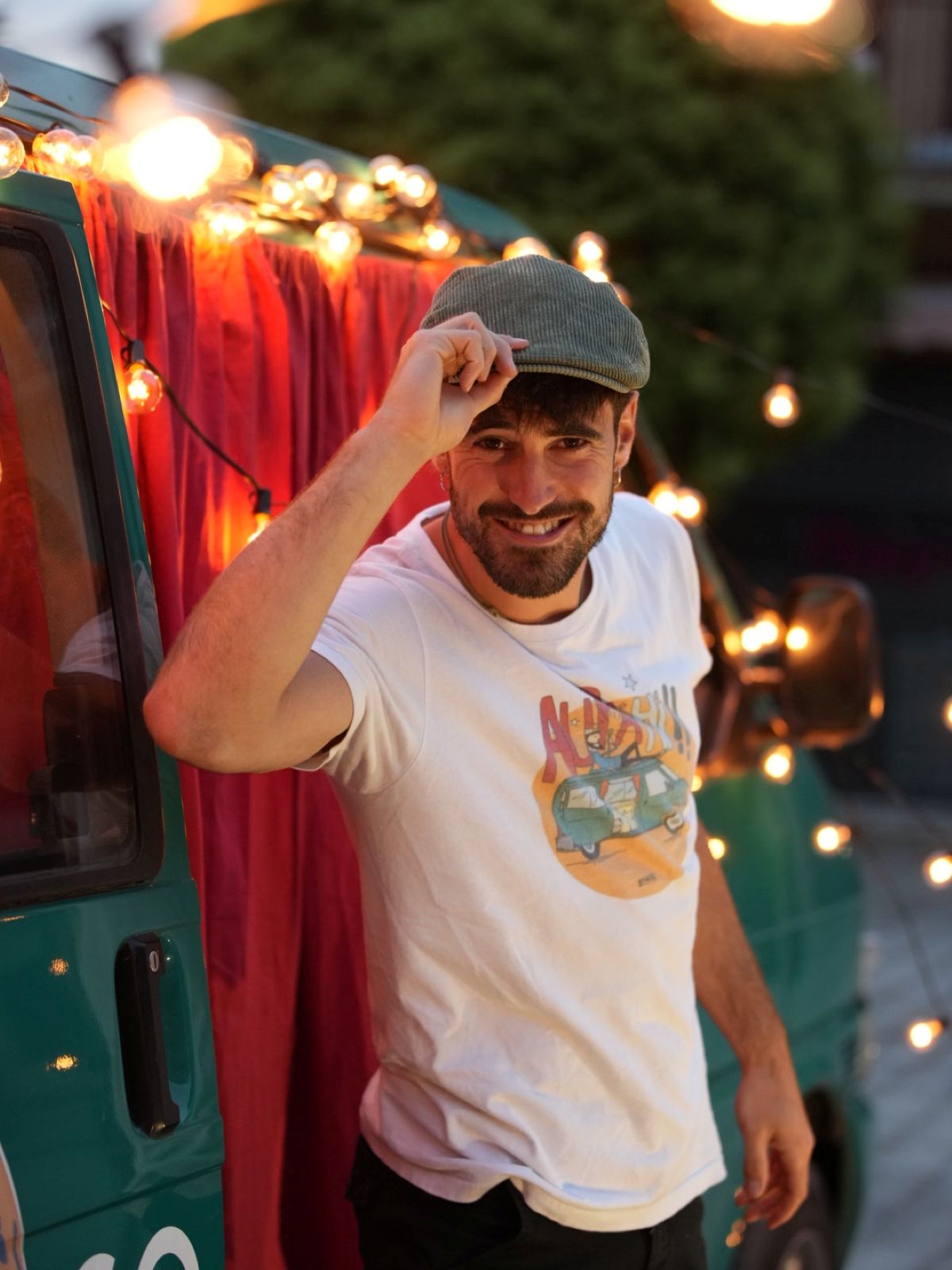 Julen Axpe, posando a la cámara en el exterior de su furgoneta.