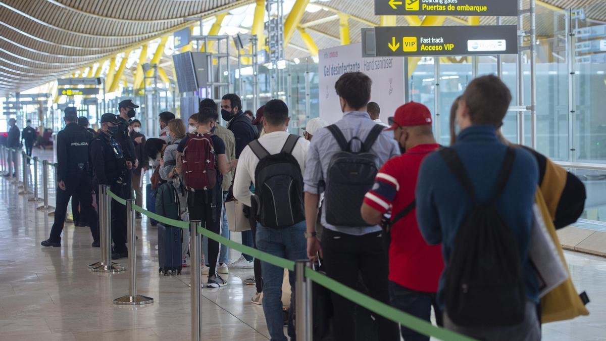 Agentes de policía nacional realizan controles a los pasajeros de la T4 del Aeropuerto Adolfo Suárez Madrid Barajas, en Madrid.
