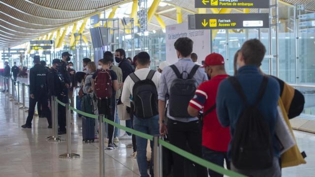 Agentes de policía nacional realizan controles a los pasajeros de la T4 del Aeropuerto Adolfo Suárez Madrid Barajas, en Madrid.